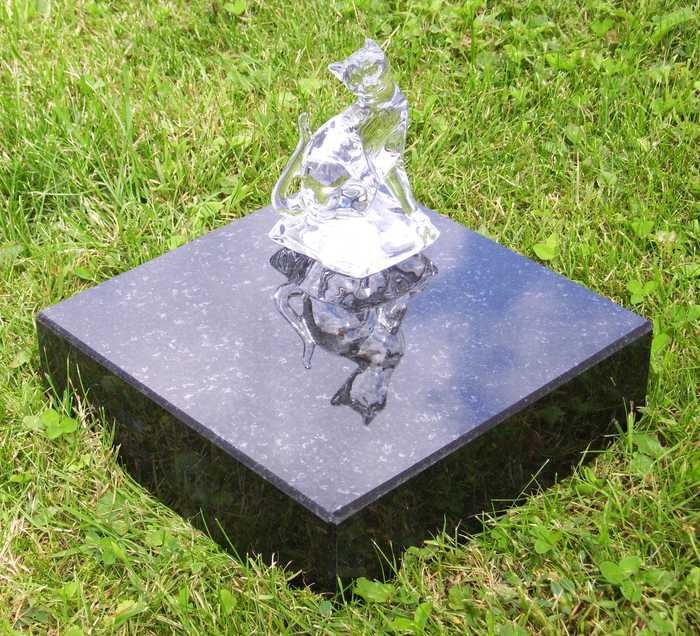 Tiergrabstein aus Granit/Glas Katze auf Kissen Tiergrabstein aus Granit/Glas Katze auf Kissen
