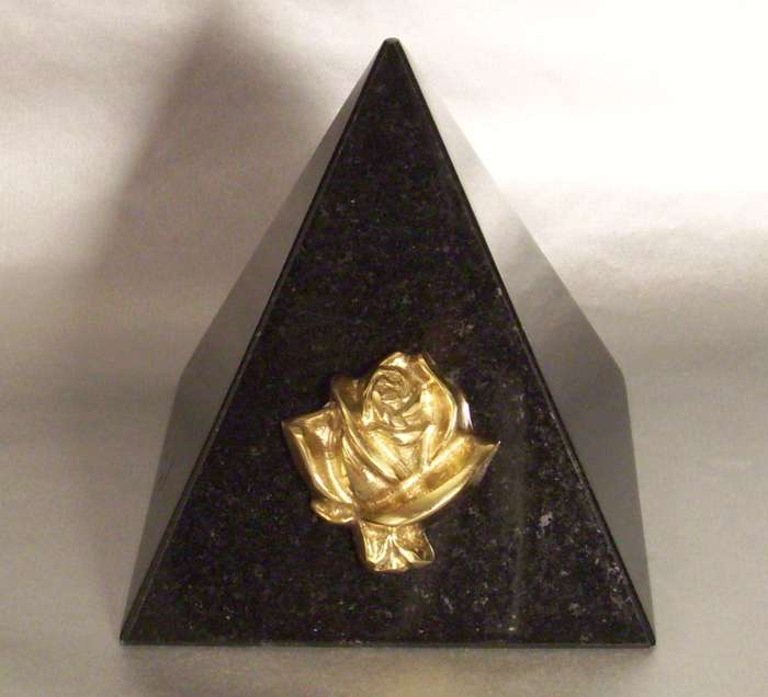 Tierurne "Pyramide" mit Messingrose Tierurne "Pyramide" mit Messingrose