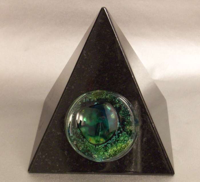 Tierurne "Pyramide" mit Glasapplikation Tierurne "Pyramide" mit Glasapplikation