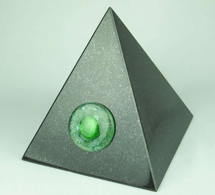 Tierurne "Pyramide-groß" mit Glasapplikation Tierurne "Pyramide-groß" mit Glasapplikation