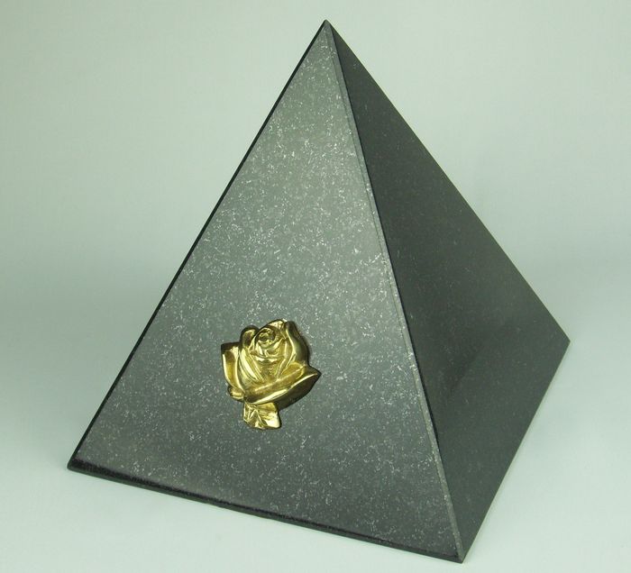 Tierurne "Pyramide-groß" mit Messingrose Tierurne "Pyramide-groß" mit Messingrose