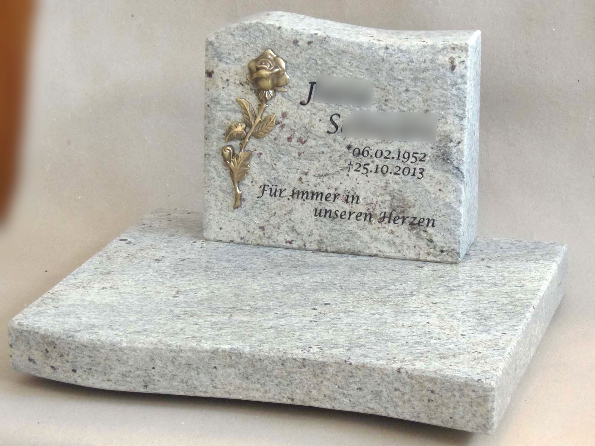 Liegestein "Grabstein auf Grabplatte-1"
