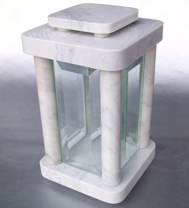 Grablampe "Modern" aus Carrara-Marmor - zum Schließen ins Bild klicken