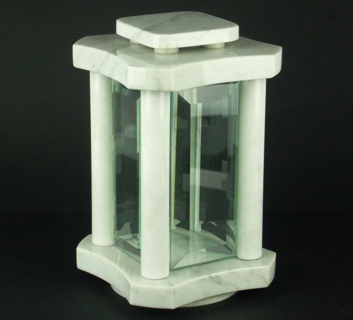 Grablampe "Kristall" aus Carrara Marmor - zum Schließen ins Bild klicken