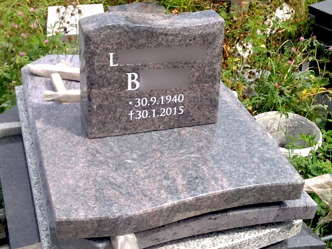 grave stone "graveston on graveplate-1"